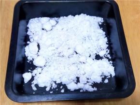 把绵白糖铺在烤盘上