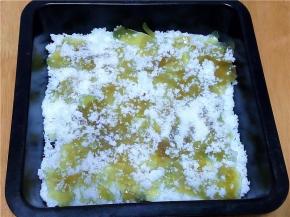 柚子皮表面再撒上绵白糖