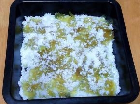 柚子皮表面再撒上绵白糖