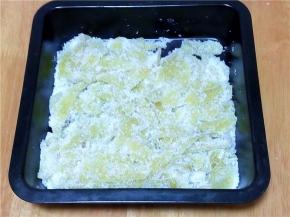 拿着烤盘晃一晃，看到没粘均匀的，就拿烤盘上的糖撒一下