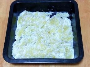 拿着烤盘晃一晃，看到没粘均匀的，就拿烤盘上的糖撒一下