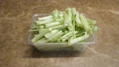 通菜梗和叶分开