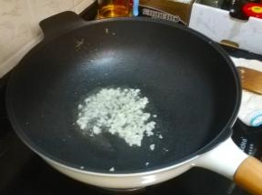 锅里热油放入蒜蓉爆香