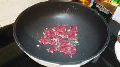 锅里先放入牛肉片煎八成熟