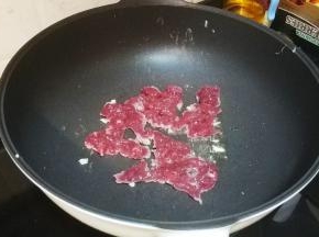 锅里先放入牛肉片煎八成熟