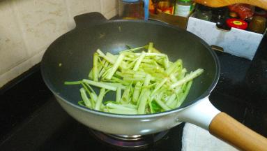 倒入通粉梗炒至软