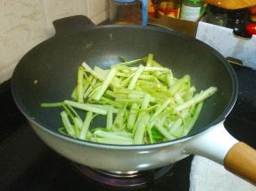 倒入通粉梗炒至软