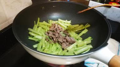 倒入牛肉炒均匀