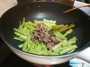 倒入牛肉炒均匀