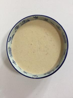 4个鸡蛋打入碗中加入一勺盐，一勺麻辣粉，加入火腿丁儿搅拌均匀后，加入面粉和适量的水搅拌至无干面粉状态的面糊。