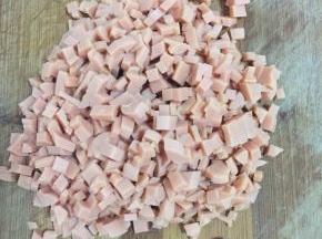火腿肠切成小丁儿备用。