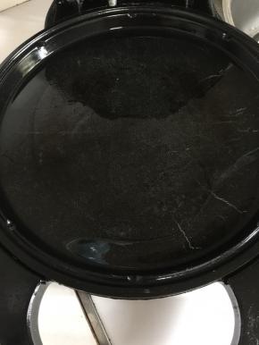 电饼铛加热，倒入适量的油涂抹均匀