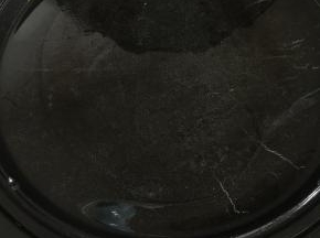 电饼铛加热，倒入适量的油涂抹均匀