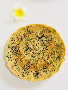 切成小块儿即可食用啦！像不像披萨啊？而且黑芝麻煎熟以后特别的香哦！