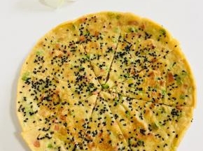 切成小块儿即可食用啦！像不像披萨啊？而且黑芝麻煎熟以后特别的香哦！