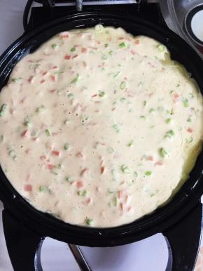 倒入搅拌好的面糊，利用铲子铺平。