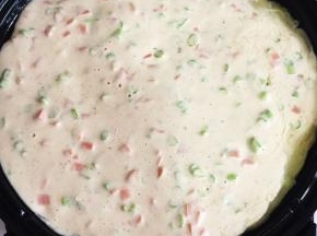 倒入搅拌好的面糊，利用铲子铺平。