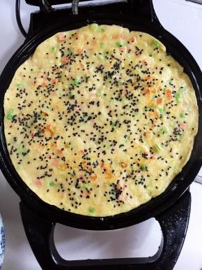 盖上盖子煎制3分钟左右，表面微黄即可翻面了！