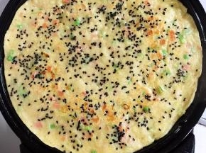 盖上盖子煎制3分钟左右，表面微黄即可翻面了！