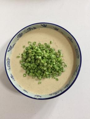 放入切好的豇豆末