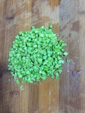 豇豆掐去头尾，洗干净切成末备用。