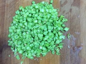 豇豆掐去头尾，洗干净切成末备用。