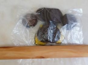 用擀面杖碾碎。