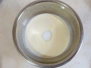 淡奶油加细砂糖打发。