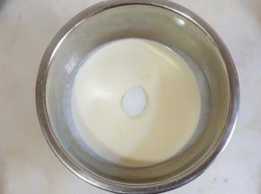 淡奶油加细砂糖打发。
