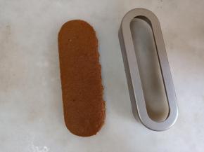 用模具压出三块蛋糕片。