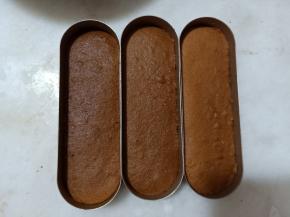 将蛋糕片放入模具中。