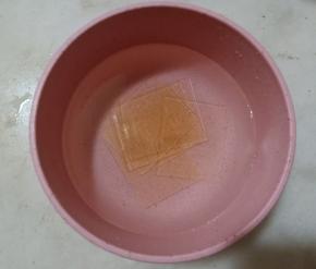 吉利丁片提前用凉水泡软。