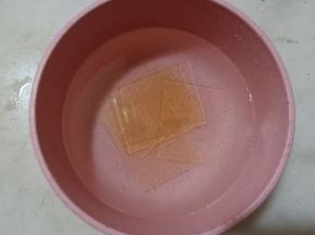吉利丁片提前用凉水泡软。
