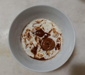 牛奶和巧克力隔热水加热至巧克力完全融化。