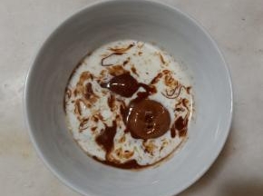 牛奶和巧克力隔热水加热至巧克力完全融化。
