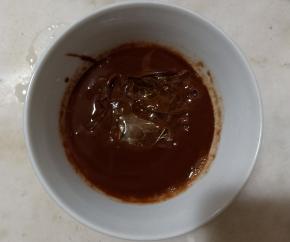 混合均匀后加入泡软的吉利丁片，继续隔热水加热。