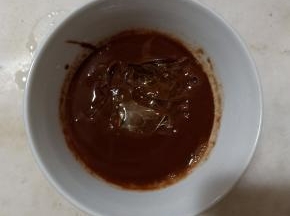 混合均匀后加入泡软的吉利丁片，继续隔热水加热。