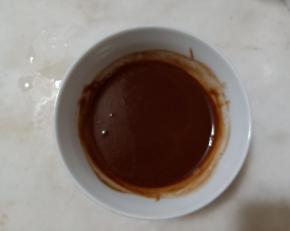 搅拌至吉利丁片完全融化。