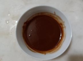 搅拌至吉利丁片完全融化。