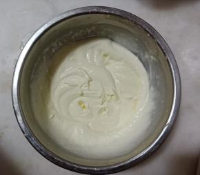 淡奶油加细砂糖打至六分发，轻微出现纹路的状态。