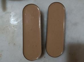 倒满模具，放入冰箱冷藏四小时以上再脱模。