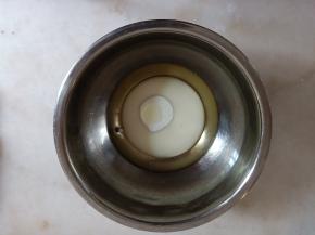 先制作可可蛋糕片。牛奶和玉米油混合。