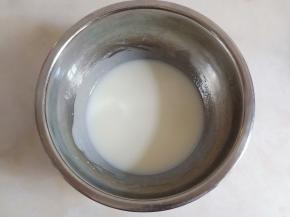 进行乳化作业，混合至看不见油点即可。