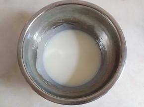 进行乳化作业，混合至看不见油点即可。