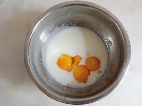 加入蛋黄混合均匀。