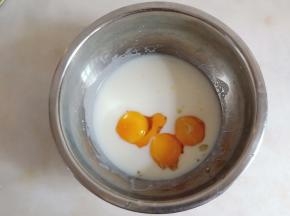 加入蛋黄混合均匀。