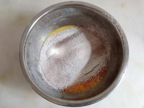 低筋面粉和玉米油提前过筛，加入蛋黄糊混合至看不见干粉即可。