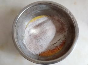 低筋面粉和玉米油提前过筛，加入蛋黄糊混合至看不见干粉即可。