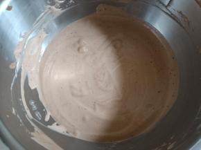 拌好的面糊状态浓稠。