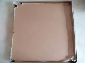 倒入垫有油纸的模具中，震出大气泡。